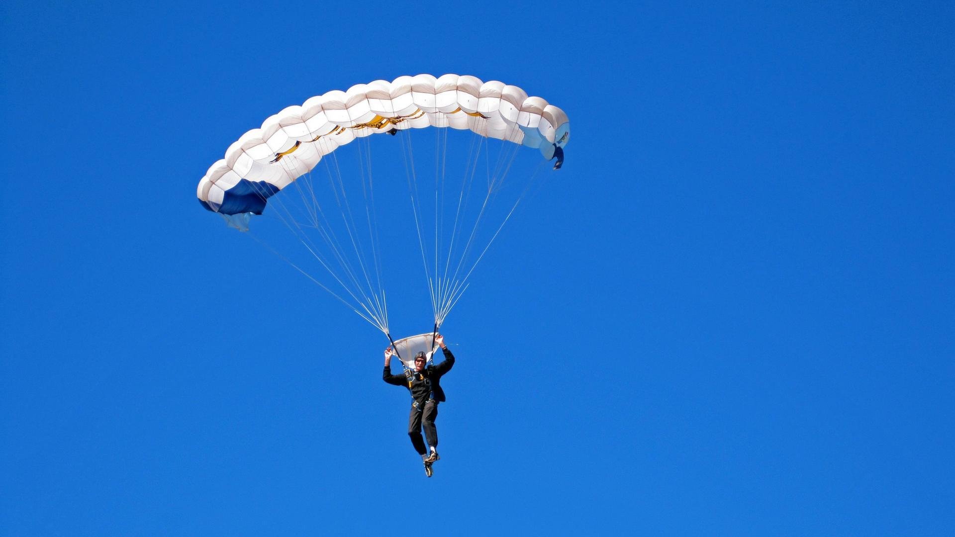 爱游戏电竞-“校园足球比赛亮点纷呈，青少年展现多样才华”，校园足球竞赛