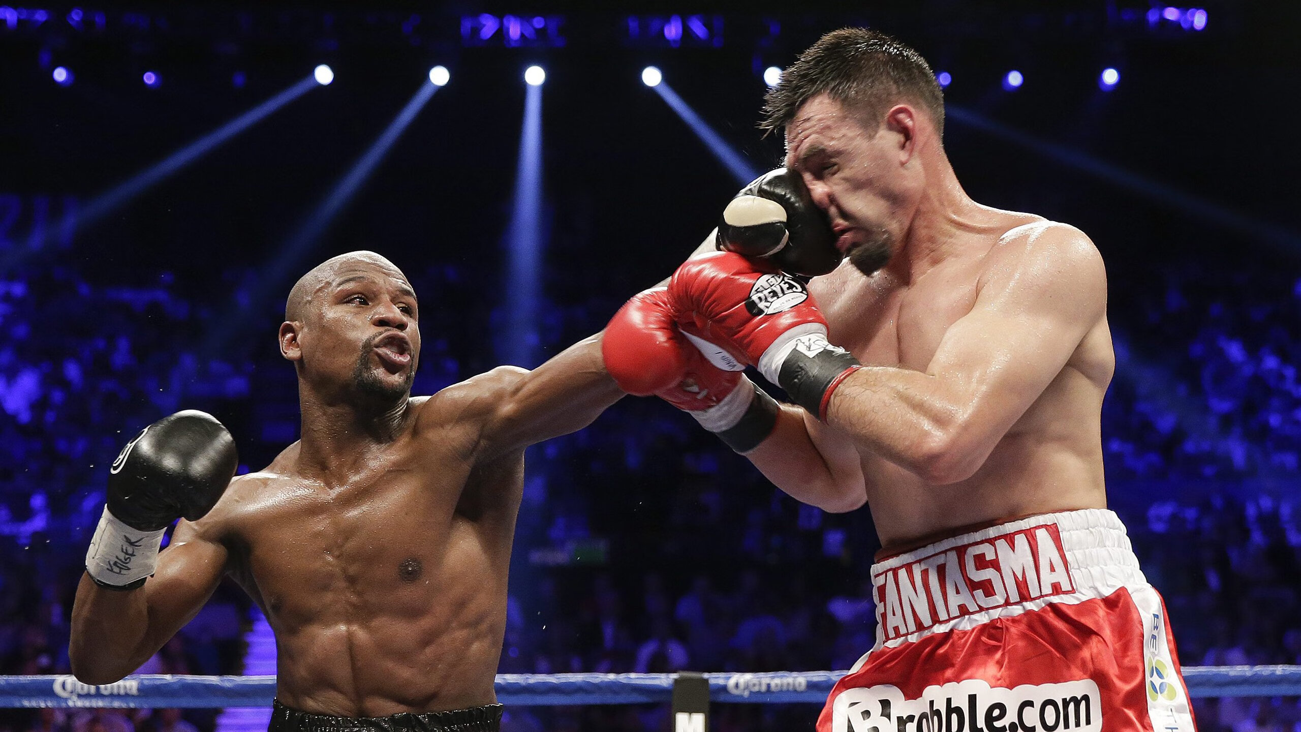 伊朗球员被雪卡住球鞋，教练拿热水壶解围，伊朗队球员